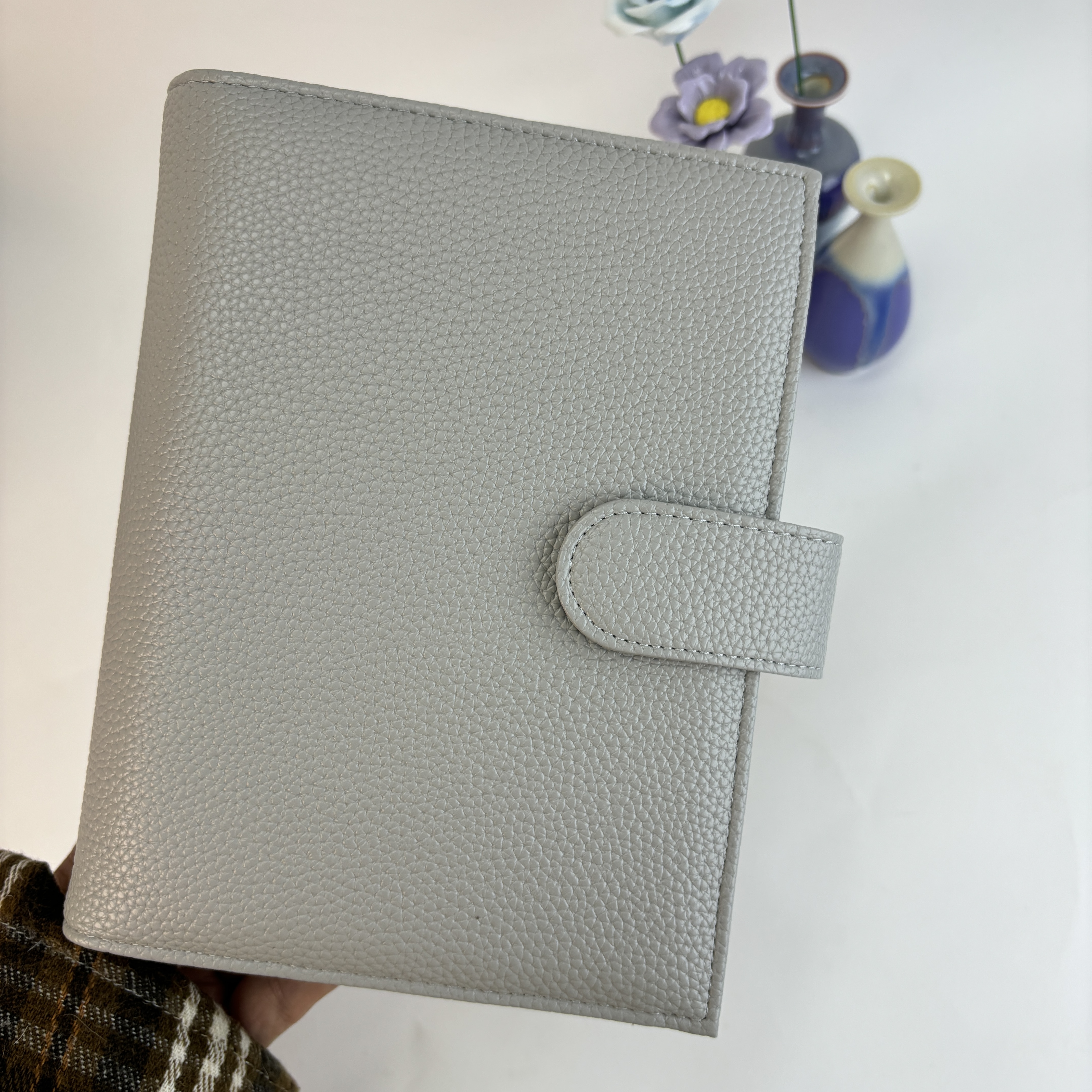 Couverture de galets gris