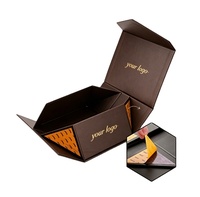 Boîte à chemises pliable magnétique de luxe, boîte d'emballage rigide en carton pour vêtements avec finition UV