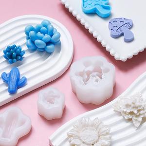 Juego de moldes de silicona para hacer caramelos y sellar cera, formas de corazón y alienígenas reutilizables, suministros de decoración de pasteles navideños - Product Image 2