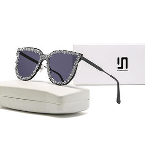 Lunettes de soleil Dilisha ovales avec strass, monture en métal noir, UV400, style tendance pour femmes Z7544 - Product Image 1