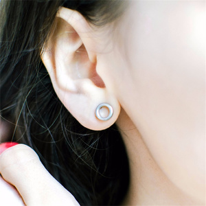 Boucles d'oreilles clous rondes <span class=keywords><strong>creuses</strong></span> en acier inoxydable EManco, motif géométrique simple, légères, créatives, pour femmes, usage quotidien, fêtes et sorties sociales - Product Image 1
