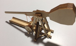 Tringle catapulte en bois, 1 pièce, figurine miniature - Product Image 3