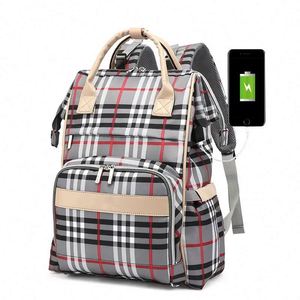 Échantillon Gratuit : Sac à Dos à Carreaux Élégant pour Maman, Sac à Langer, Porte-Bébé avec Port de Chargement USB, Sac de Voyage Polyvalent pour Bébé et Activités de Plein Air - Product Image 1