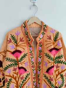 Chaqueta de Algodón Bordada Suzani Vintage, Abrigo Boho Chic TNT, Prenda Exterior Floral Uzbeka Hecha a Mano, Chaqueta de Algodón Suzani - Product Image 2