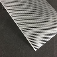 Grilles métalliques perforées sur mesure, grilles de tamisage pour gravier, grilles à mailles circulaires et grilles en acier pour l'exploitation minière, toutes peuvent être coupées et pliées