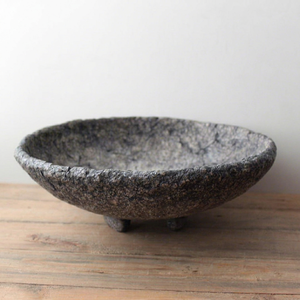 Bol sur piédestal en papier mâché fait main moderne, à trois pieds, décoratif, texturé rustique et organique, centre de table pour table à manger et table basse - Product Image 1