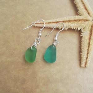 Boucles d'oreilles pendantes en verre de mer en forme de larme, plaquées or, avec pierres de verre de mer, collection Summer Beach Life Journey Organic Shape - Product Image 5