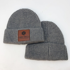 <span class=keywords><strong>Gorros</strong></span> de Punto con Parche de Cuero de Alta Calidad, <span class=keywords><strong>Gorros</strong></span> Gruesos de Invierno para Deportes, Gorro de Calavera con Puño, <span class=keywords><strong>Gorros</strong></span> Personalizados con Diseño de Cuadros y Puntos - Product Image 1