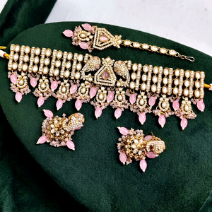 Conjunto nupcial chapado en oro: Collar choker, pendientes colgantes y tikka étnico de circonita. Última tendencia para bodas, compromisos y aniversarios. - Product Image 1