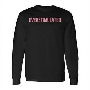 Camiseta de manga larga Overstimulated Mom con texto en negro y rosa, talla unisex para adultos - Product Image 2