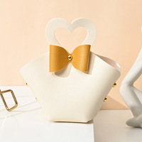 Boîte à bonbons de mariage en cuir portable créative Mini sac à main Style sac cadeau pour la distribution de faveurs de mariage Bonbons de Noël