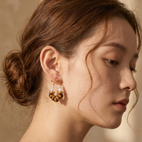 Boucles d'oreilles pendantes bohèmes en pierre naturelle Œil de tigre et perle, avec fermoir à clou, enroulées de fil et ornées de perles