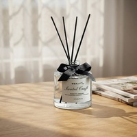 Bouteille diffuseur à roseaux en verre transparente, ronde et courte, vide, avec ruban noir et bâtonnets en rotin noir, style simple pour la maison et l'hôtel