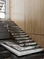 Escalier intérieur élégant en acier et bois avec rampe en verre