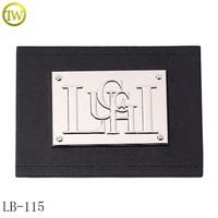 Logo personnalisé imprimé Jeans Patches Fabricant Marron Couleur Sacs Métal Lettre Nom Étiquette Vêtements Pu Étiquettes En Cuir pour Chapeaux