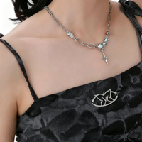 Collier Original Niche en Pierre de Lune, Pendentif Quatre Étoiles Intemporel pour Femme, Chaîne de Clavicule Haut de Gamme, Accessoire d'Été