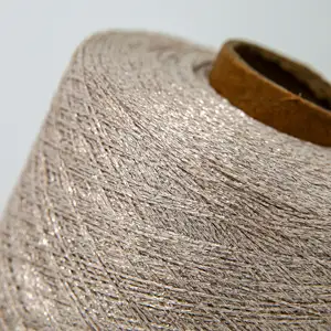 Vente en gros de fils métalliques en lurex Type de ruban pour le tricotage de vêtements brillants et creux Tricotage de fils fantaisie en lurex métallisé