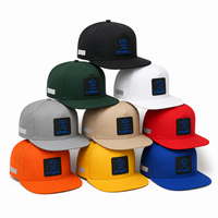 Casquette à visière plate perforée personnalisée OEM ODM avec patch logo en relief et étiquette latérale argentée pour les marques de streetwear de créateurs