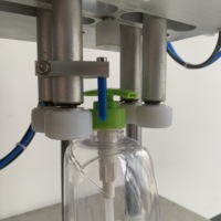 Machine de capsulage à vis de bouteilles en plastique semi-automatique