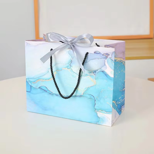Sac en papier cadeau bleu marbré avec poignée en satin et logo personnalisé pour mariage, anniversaire, cosmétiques, fêtes - Product Image 4
