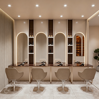Fauteuil de coiffure professionnel avec miroir en pied à cadre doré en forme de D, idéal pour la présentation en magasin
