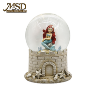 Globe à neige sirène en résine peinte à la main, étanche, avec base château, sculpture nautique, décoration côtière pour la maison, rond, vente en gros B2B