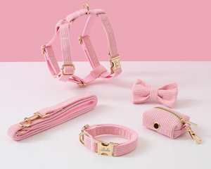 Ensemble personnalisé et laisse, collier de chien Veet en velours côtelé rose noeud papillon porte-sac de caca, harnais sans traction pour chiot fille - Product Image 1