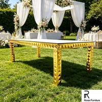 Table de banquet rectangulaire de luxe haut de gamme en acier inoxydable doré avec plateau en verre et pieds à motif pyramidal exquis