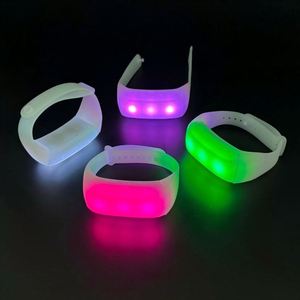 สายรัดข้อมือ LED ไฟกระพริบ พิมพ์โลโก้ได้ ควบคุมด้วยรีโมท 433mhz ระยะครอบคลุม 1000 เมตร ใช้งานได้ 10-30 ชั่วโมง เหมาะสำหรับคอนเสิร์ตและงานเทศกาล - Product Image 1