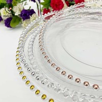Assiettes de présentation rondes décoratives en plastique transparent de 33 cm (13 pouces) avec perles roses, blanches, argentées et dorées pour restaurant, mariage, vente en gros