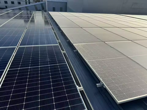 Robot de Limpieza Inteligente para Paneles Solares de Grado Industrial <span class=keywords><strong>Re</strong></span>-YINCAI y Equipo de Limpieza de Módulos Modelo <span class=keywords><strong>RE</strong></span>-20036 con Control Remoto - Product Image 5