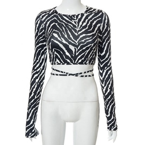 <span class=keywords><strong>Top</strong></span> court à manches longues pour femme, haut <span class=keywords><strong>dos</strong></span> <span class=keywords><strong>nu</strong></span> imprimé noir et <span class=keywords><strong>blanc</strong></span> - Product Image 6