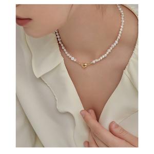 Collier de perles de style baroque rétro français pour femmes, cœur de pêche, chaîne de clavicule tendance, amour, design irrégulier naturel - Product Image 2