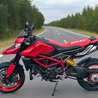 Moto Ducati Hypermotard 950 haute performance avec moteur essence L-Twin de 937 cm³ refroidi par eau pour la conduite en ville et sur autoroute