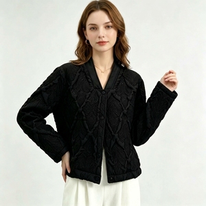 Fabrikqualität Schnelle Lieferung Damen Miyake Plissierte Bomberjacke 3D Paisley-Muster V-Ausschnitt Gesteppte Textur Herbst-<span class=keywords><strong>Cardigan</strong></span> - Product Image 5
