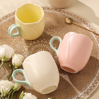 Set Cangkir Kopi Keramik 3D Tulip Estetis dengan Sendok, Aksesori Meja Warna Pink Pastel, Set Cangkir Kopi Keramik Aman untuk Microwave, Hadiah
