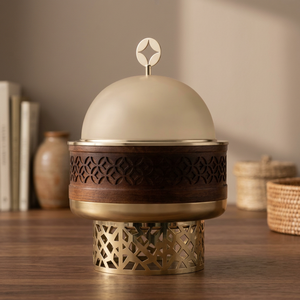 Casserole de luxe en céramique avec couvercle en acier inoxydable et anse en bois, revêtement antiadhésif – Écologique, pour servir et décorer les aliments - Product Image 3