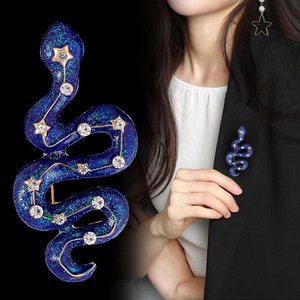 Broche de Serpiente Esmaltada con Brillantina y Estrellas de Diamantes de Imitación para Solapas de Abrigo de <span class=keywords><strong>Hombre</strong></span> y Mujer, 78mm, Azul Dorado - Product Image 4