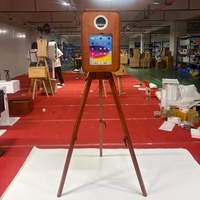 Photomaton rétro classique compatible avec les appareils photo reflex numériques et les iPad, adapté aux mariages et aux événements.