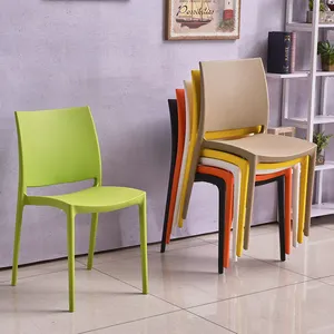 Sedia in plastica colorata nordica personalizzata sgabello in plastica colorata per uso domestico minimalista ed economico per sedia in plastica da ristorante