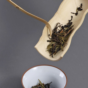 Cuillère à thé en bambou moucheté BAMBUS Chic - Faite à la main, 18 cm (7 pouces), cuillère à thé Gongfu avec motif naturel moucheté pour le matcha - Product Image 4