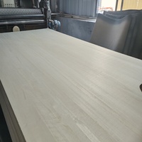 Bois de peuplier blanchi massif à vendre, couleur uniforme, aspect exquis et prix avantageux.