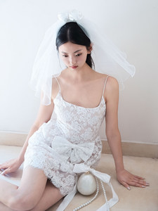 La Sposa è una Super Fata, con un Velo Floreale Bianco e un Accessorio per Capelli Corti con Bordo Soffice - Product Image 4