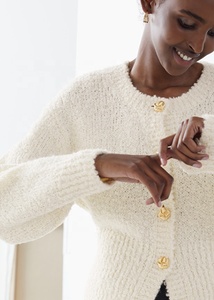 Pull à manches longues en laine pour femmes OEM avec LOGO personnalisé Pull tricoté à boucle moelleuse pour femmes Pull cardigan pour femmes - Product Image 3