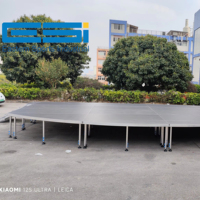 Scène en aluminium robuste ESI à 4 pieds avec étais transversaux renforcés, pieds de 1,2 m et capacité de charge de 900 kg pour événements sportifs