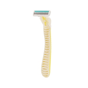 EdgeMax BIC3 Rasoir jetable confortable pour hommes, 1 poignée en caoutchouc et 12 recharges avec système à triple lame pour le visage et le corps - Product Image 6