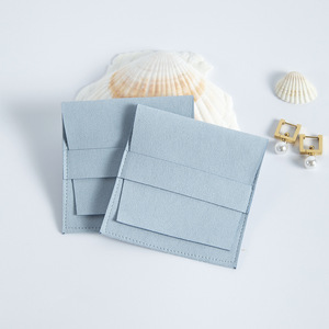 Pochette à bijoux rectangulaire en microfibre velours bleu clair 8x8cm avec fermeture à pression pour emballage de bracelets, vente en gros - Product Image 4