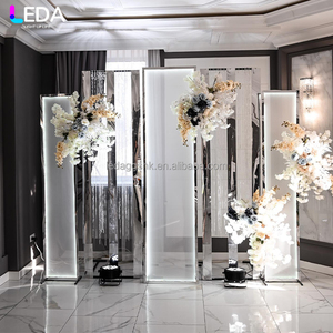 Arco de metal plateado para decoración de bodas con diseño moderno LEDA, telón de fondo de hierro para bodas. - Product Image 1