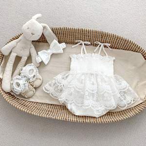 ربطة رأس صيفية ناعمة من القطن السادة للفتيات الصغيرات ، ربطة رأس بيضاء بحمالات للتعميد من عمر 0-2 سنة - Product Image 1