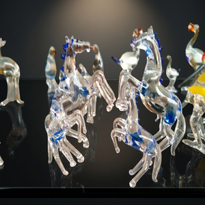 Ensemble cadeau de deux chevaux en verre, pièce de décoration avec fonction de recul - Product Image 3